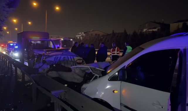 'Dur' İhtarına Uymayıp 2 Polis Aracına Çarptı:18 Yaralı