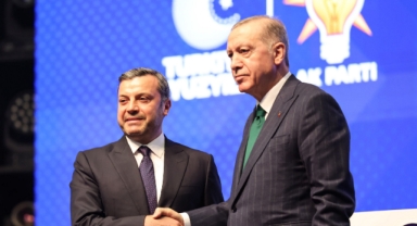 Erdoğan, Kocaispir'in Elini Kaldırdı