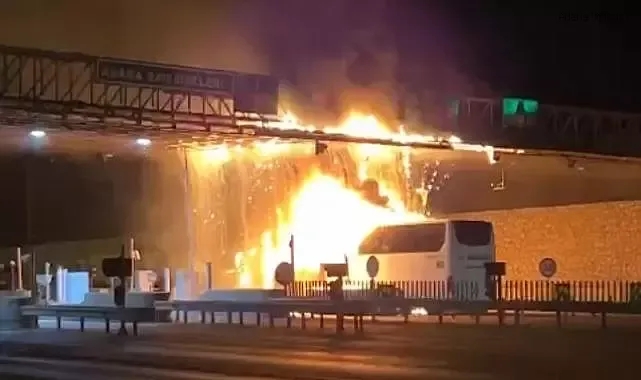 Gişe Bariyerine Çarpıp Alev Aldı!