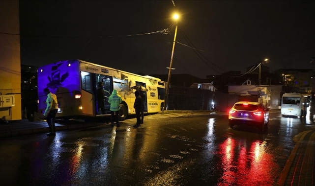 İETT Otobüsü Park Halindeki Araçlara Çarptı