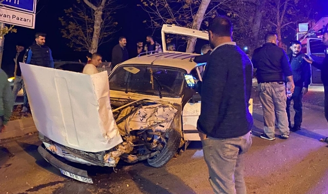İki Otomobil Çarpıştı