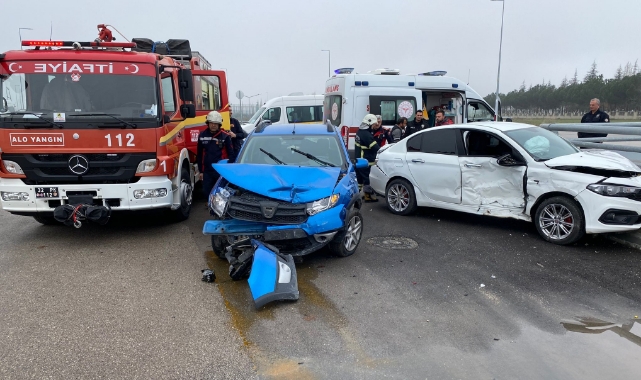 İki Otomobil Çarpıştı:4 Yaralı