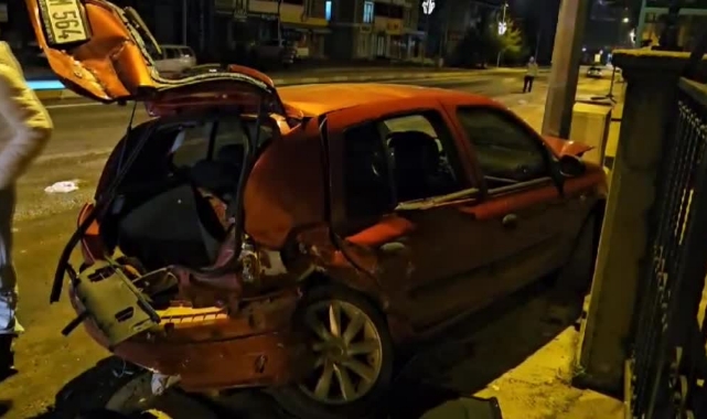 İki Otomobil Çarpıştı