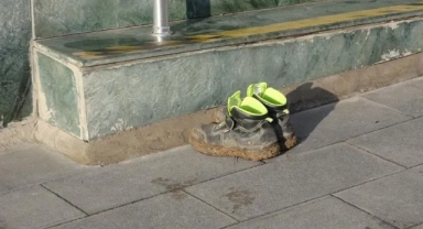 İnşaat İşçisi Banka Şubesine Çamurlu Ayakkabısını Çıkarıp Girdi