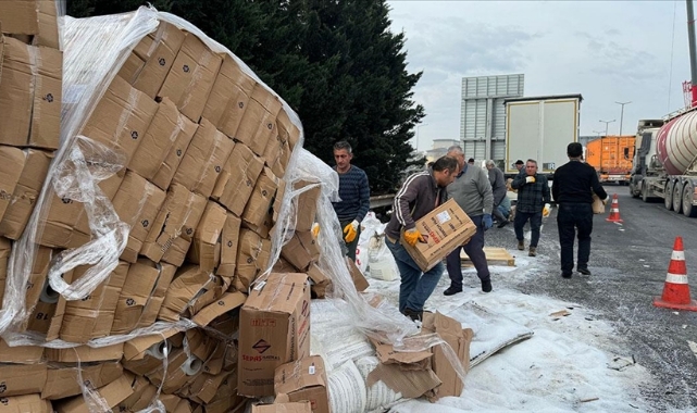 İstanbul'a Giden Tır Anadolu Otoyolunda Devrildi