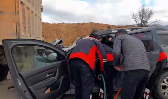 Kamyonla Çarpışan Otomobilin Sürücüsü Araçta Sıkıştı
