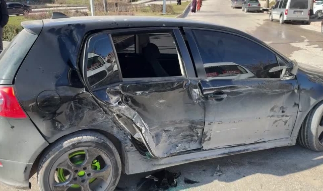 Minibüs Otomobille Çarpıştı:1 Yaralı