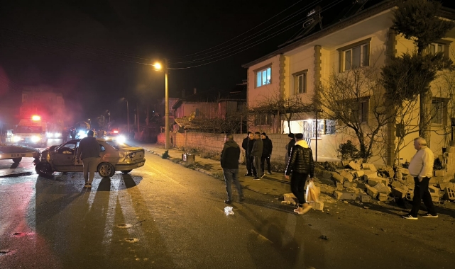 Otomobil Bahçe Duvarına Çarptı