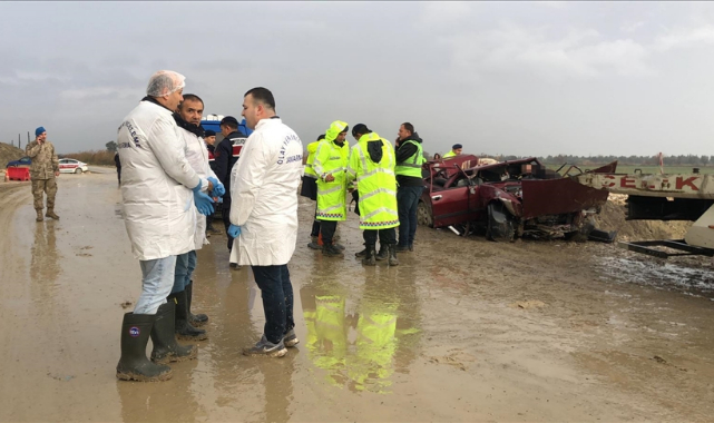 Otomobil Temel Çukuruna Düştü:3 Yaralı