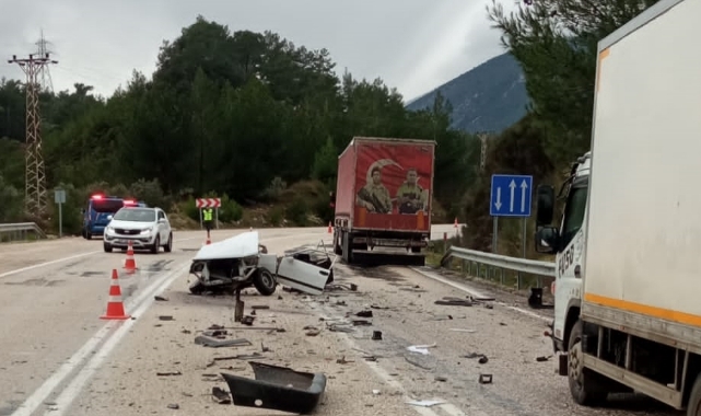 Otomobil Tırla Çarpıştı