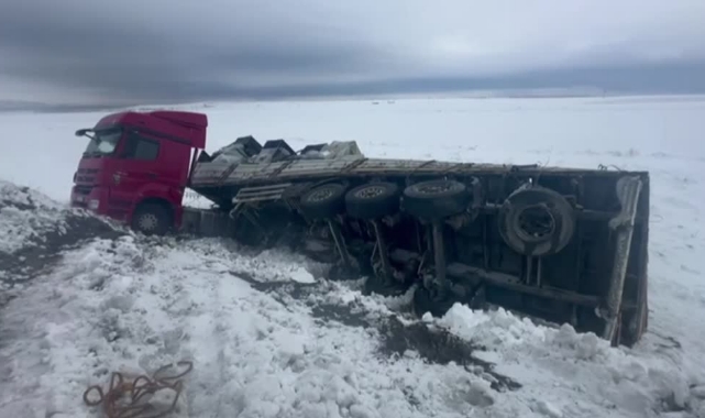 Otomobil Yol Kenarındaki Tıra Çarptı