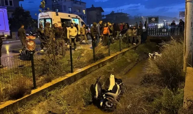 Otomobille Çarpışan 2 Motosiklet Sulama Kanalına Düştü