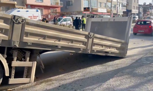 Seyir Halindeki Tırın Dorsesi Ayrılıp Otomobile Çarptı