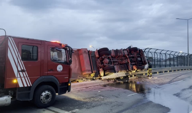 Devrilen Tır'da Sıkıştı