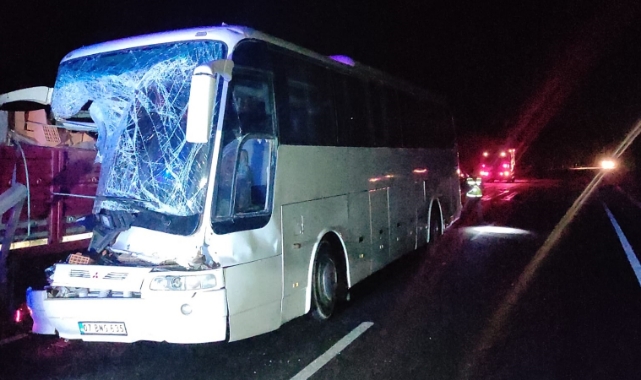 TIR, Otobüsle Çarpıştı:2 Yaralı