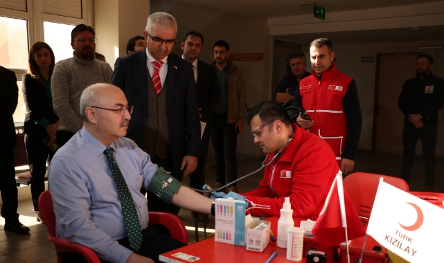 Vali Köşger Kan Bağışında Bulundu