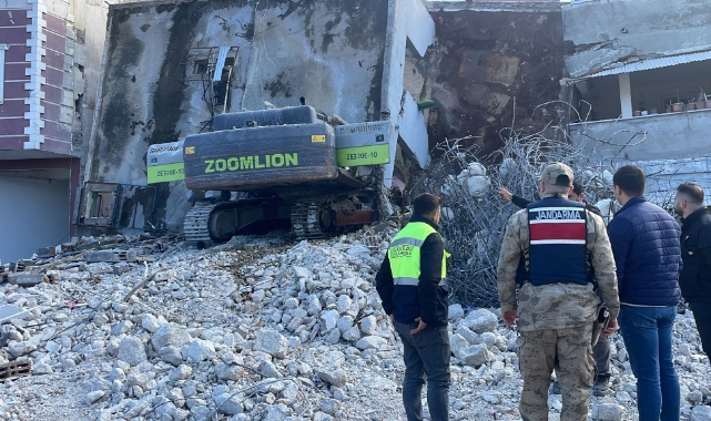 Yıkımı Yapılan Ağır Hasarlı Bina İş Makinesinin Üzerine Çöktü