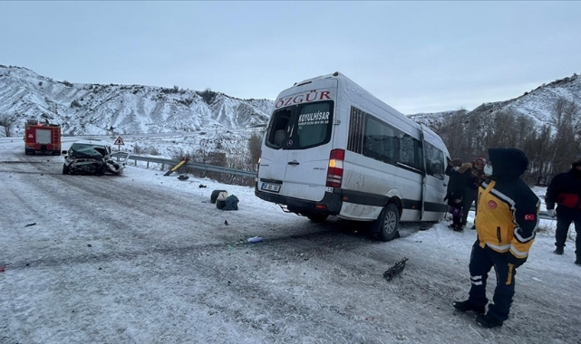 Yolcu Minibüsü ile Hafif Ticari Araç Çarpıştı:26 Yaralı