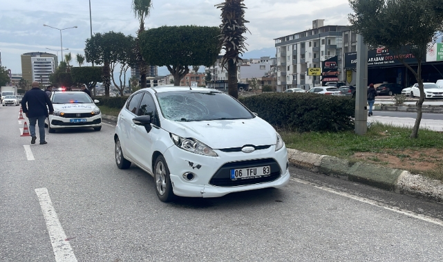 Yolun Karşısına Geçen Kadına Otomobil Çarptı