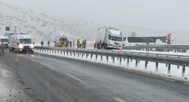 Zincirleme Trafik Kazası:2 Ölü, 8 Yaralı