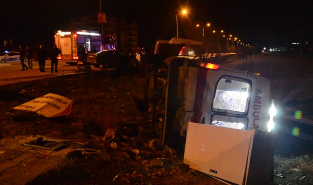 Ambulans, Otomobille Çarpıştı:5 Yaralı