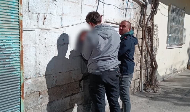 Babasını ve Oğlunu Damdan Aşağı Attı!