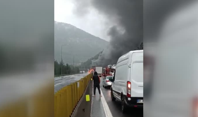 Beton Bariyerlere Çarparak Devrilen Tır Alev Aldı
