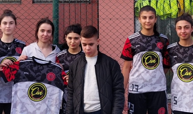 Beyda Özaslan'dan  Adanagücü’ne Forma Jesti