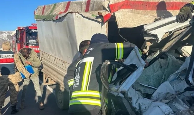 Çekici Kamyonetle Çarpıştı:1 Ölü,1 Yaralı