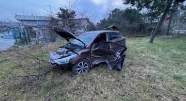 Hafif Ticari Araç Otomobille Çarpıştı: 3 Yaralı