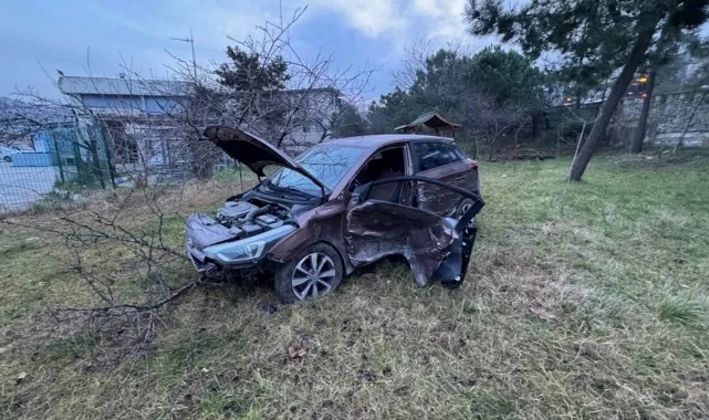 Hafif Ticari Araç Otomobille Çarpıştı: 3 Yaralı