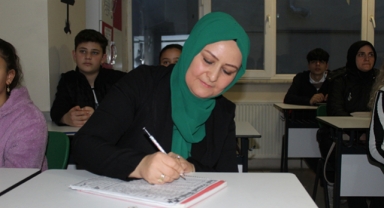 İşitme Engelli Kadın Dudak Okuyarak İngilizce Öğreniyor