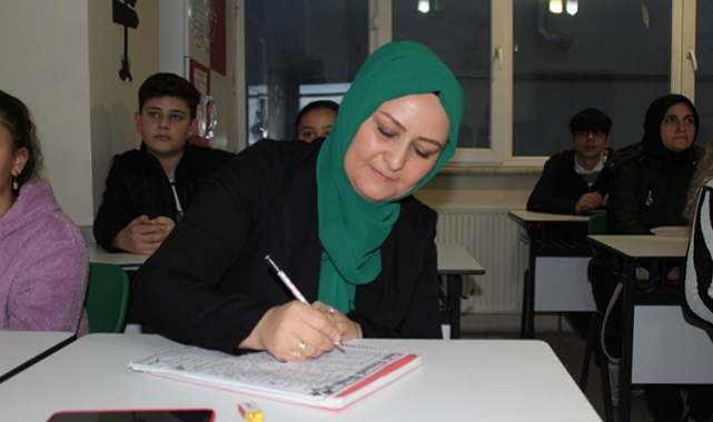 İşitme Engelli Kadın Dudak Okuyarak İngilizce Öğreniyor
