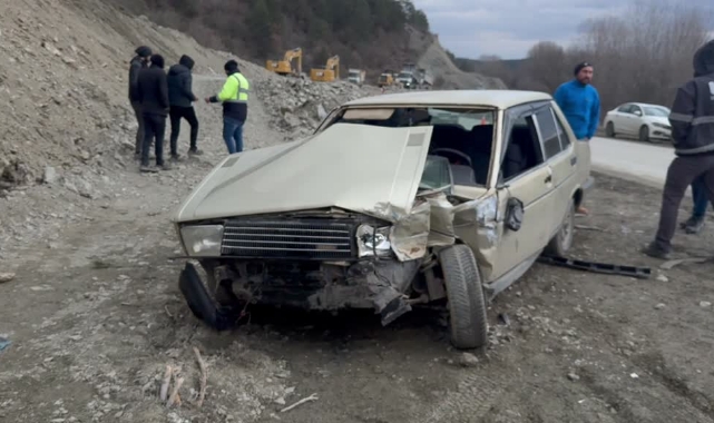 Kamyonet Otomobille Çarpıştı:2 Yaralı
