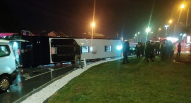 Kavşakta Feci Kaza:1 Ölü,20 Yaralı