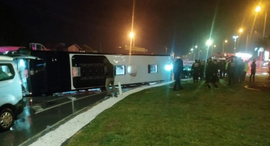 Kavşakta Feci Kaza:1 Ölü,20 Yaralı