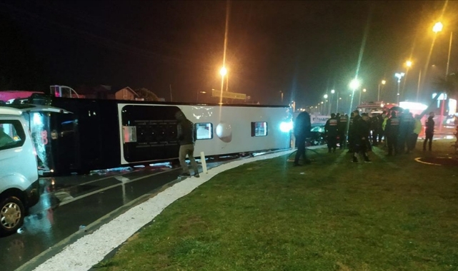 Kavşakta Feci Kaza:1 Ölü,20 Yaralı
