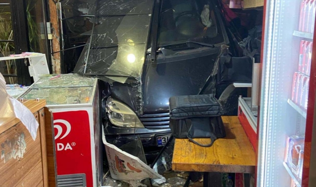Kontrolden Çıkan Araç Kafeye Daldı