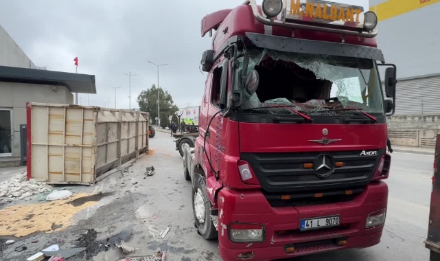 Kontrolden Çıkan Kamyon Güvenlik Noktasına Daldı