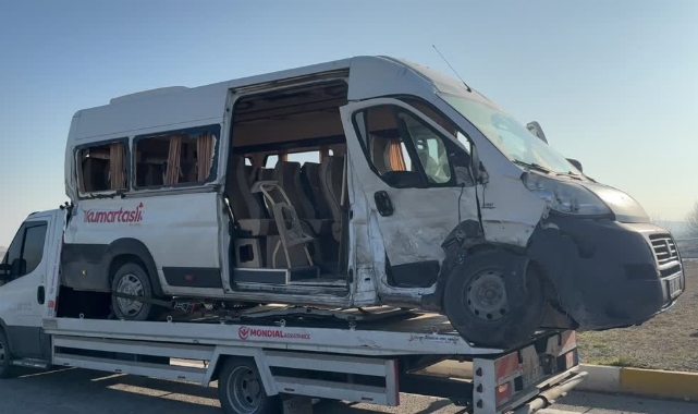 Minibüs Kamyonetle Çarpıştı