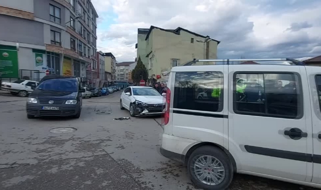 Minibüs, Otomobille Çarpıştı:2 Yaralı