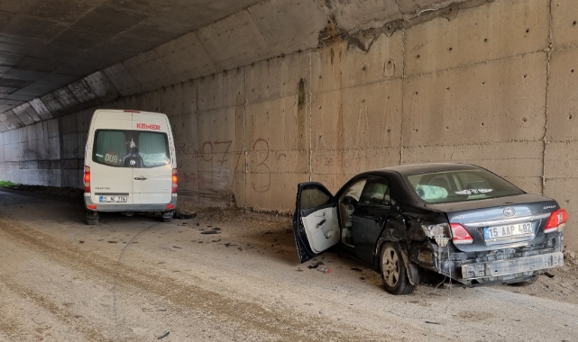 Öğrenci Servisi Otomobille Çarpıştı:14 Yaralı