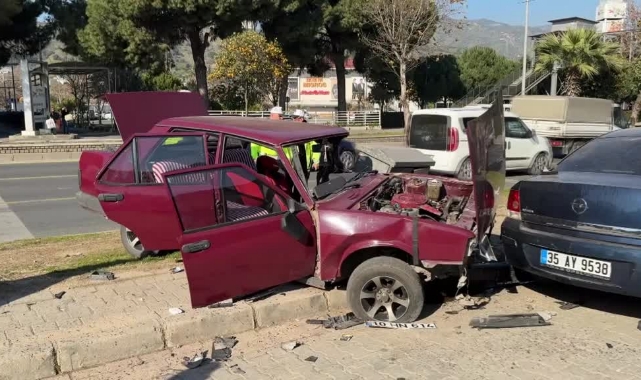 Otomobil Durağa Daldı:3 Yaralı
