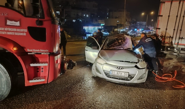 Otomobil Tıra Çarptı!