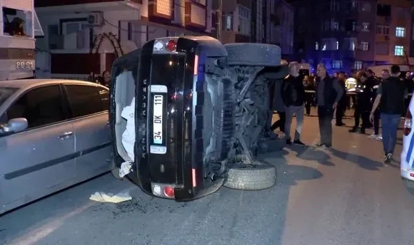 Park Halindeki Araçlara Çarpıp Yan Yattı