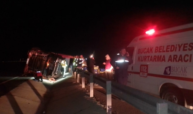 Sebze Yüklü Tır Devrildi:3 Yaralı
