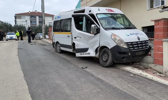 Servis Minibüsü Hafif Ticari Araçla Çarpıştı:7 Yaralı