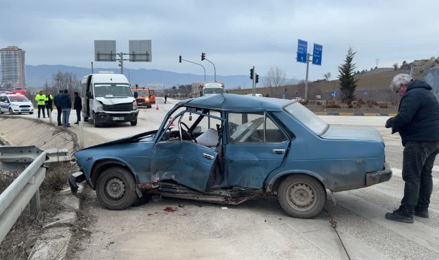 Servis Minibüsü Otomobille Çarpıştı:6 Yaralı