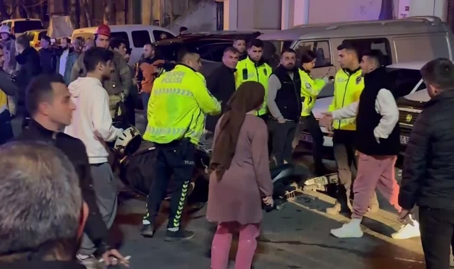 Sürücüsünün Kontrolünü Kaybettiği Otomobil, 2  Kişiye Çarptı