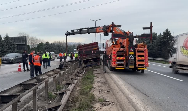 Toprak Yüklü Tır Bariyerlere Çarptı